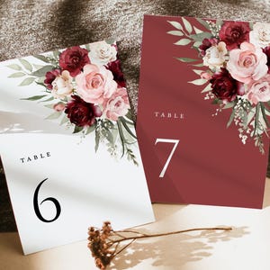 Modelo de Cartão de Números de Mesa para Casamento em Tons de Bordô e Rosa Blush, Estilo Boho Sálvia, Marsala e Bordô com Estampa Floral de Rosas, para Imprimir, Baixe Agora