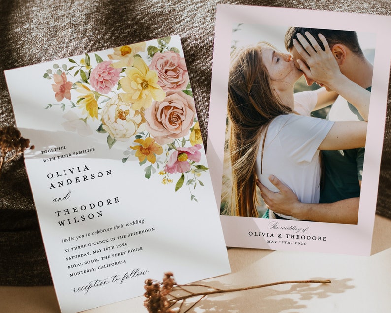 Pode incluir: Convite de casamento com design floral e uma foto de um casal se beijando. O texto do convite diz: "Juntos com suas fam&iacute;lias Olivia Anderson e Theodore Wilson convidam voc&ecirc; a celebrar seu casamento &agrave;s tr&ecirc;s da tarde de s&aacute;bado, 16 de maio de 2026 Royal Room, The Perry House Monterey, Calif&oacute;rnia recep&ccedil;&atilde;o a seguir". O cart&atilde;o menor diz "O casamento de Olivia & Theodore 16 de maio de 2026".