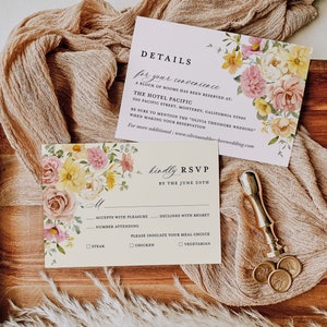 Pode incluir: Um convite de casamento floral com fundo creme e flores rosa e amarelas. O convite inclui detalhes para o casamento, incluindo a data, a hora e o local. Tamb&eacute;m inclui um cart&atilde;o RSVP com op&ccedil;&otilde;es para aceitar ou recusar o convite, bem como op&ccedil;&otilde;es de refei&ccedil;&atilde;o.