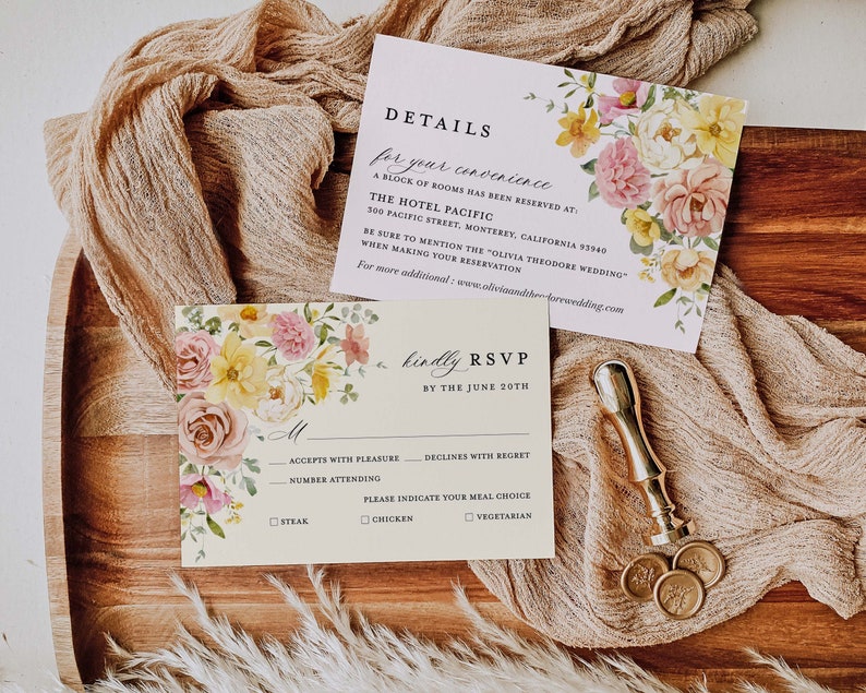Pode incluir: Um convite de casamento floral com fundo creme e flores rosa e amarelas. O convite inclui detalhes para o casamento, incluindo a data, a hora e o local. Tamb&eacute;m inclui um cart&atilde;o RSVP com op&ccedil;&otilde;es para aceitar ou recusar o convite, bem como op&ccedil;&otilde;es de refei&ccedil;&atilde;o.