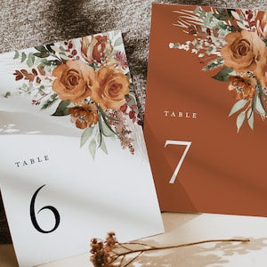 Boho terracotta bruiloft tafelnummers kaartsjabloon, bloemen moderne tafelnummers, elegante verbrande oranje roos afdrukbare tafelnummerkaarten