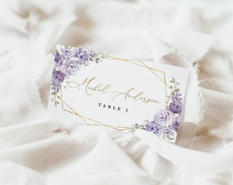 Puede incluir: Tarjeta de mesa de boda floral púrpura con un marco geométrico dorado. La tarjeta dice "Michael Anderson, Mesa 1".