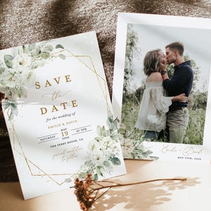 Plantilla de invitación "Reserva la fecha" en verde salvia, invitaciones de boda con fotos y flores blancas, tarjetas "Reserva la fecha" elegantes estilo boho geométrico dorado, descarga