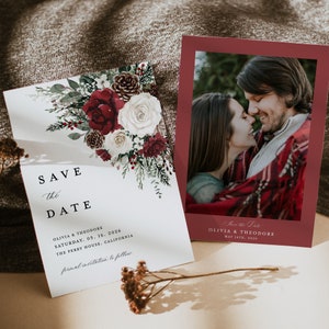 Winter Weihnachten Save The Date Karten Vorlage, Foto Burgunder Blumen Hochzeit Save The Dates, Boho Rustikal Wald Kiefer Rose Einladungen, Download