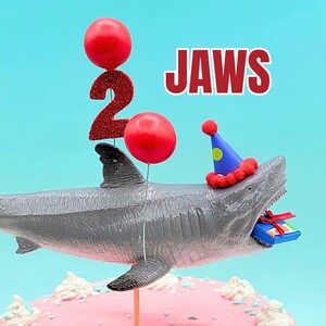サメのケーキトッパー ホホジロザメ 海中パーティーデコレーション サメ好きの男の子の誕生日ケーキ JAWSサメオーシャンケーキトッパー - 日本