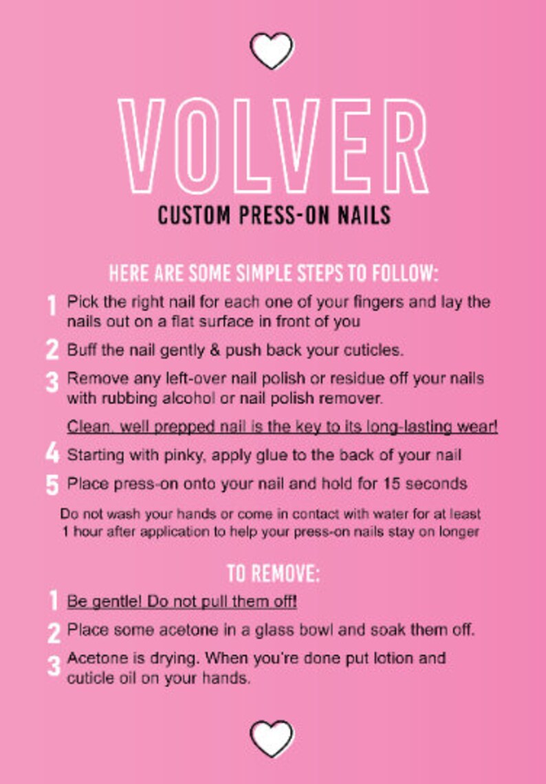 Op de afbeelding: Roze achtergrond met witte tekst die "VOLVER CUSTOM PRESS-ON NAILS" luidt. Onder de tekst staan instructies voor het aanbrengen en verwijderen van press-on nagels.