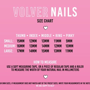 Op de afbeelding: Roze en witte maattabel voor kunstnagels. De tabel geeft de maten voor duim, wijsvinger, middelvinger, ringvinger en pink in millimeters. De maten zijn klein, medium en groot.