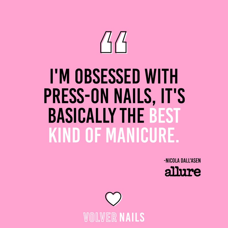 Op de afbeelding: Een roze achtergrond met een witte quote-bubble met de tekst "I'M OBSESSED WITH PRESS-ON NAILS, IT'S BASICALLY THE BEST KIND OF MANICURE." De quote wordt toegeschreven aan "NICOLA DALL'ASEN" en het woord "allure" is in wit onder de quote gedrukt. Een wit hart bevindt zich onder de tekst "VOLVER NAILS".