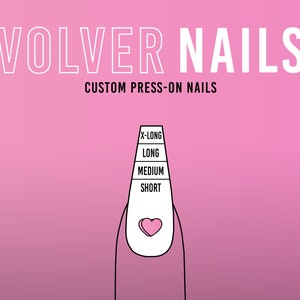 Op de afbeelding: Roze achtergrond met witte tekst die "VOLVER NAILS CUSTOM PRESS-ON NAILS" luidt. Een witte nagel met een roze hartontwerp wordt getoond met een schaal van nagellengtes: X-Long, Long, Medium, Short.