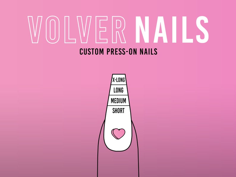 Op de afbeelding: Roze achtergrond met witte tekst die "VOLVER NAILS CUSTOM PRESS-ON NAILS" luidt. Een witte nagel met een roze hartontwerp wordt getoond met een schaal van nagellengtes: X-Long, Long, Medium, Short.