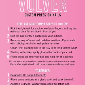 K&ouml;nnte beinhalten: Rosaer Hintergrund mit wei&szlig;em Text, der "VOLVER CUSTOM PRESS-ON NAILS" lautet. Unter dem Text befinden sich Anweisungen zum Anbringen und Entfernen von Press-on-N&auml;geln.