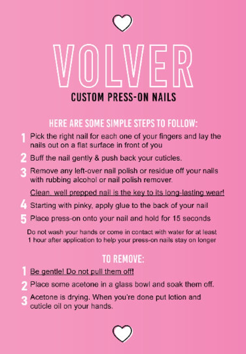 K&ouml;nnte beinhalten: Rosaer Hintergrund mit wei&szlig;em Text, der "VOLVER CUSTOM PRESS-ON NAILS" lautet. Unter dem Text befinden sich Anweisungen zum Anbringen und Entfernen von Press-on-N&auml;geln.