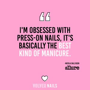 K&ouml;nnte beinhalten: Ein rosa Hintergrund mit einer wei&szlig;en Zitatblase, die den Text "I'M OBSESSED WITH PRESS-ON NAILS, IT'S BASICALLY THE BEST KIND OF MANICURE." enth&auml;lt. Das Zitat wird "NICOLA DALL'ASEN" zugeschrieben und der Text "allure" befindet sich unter dem Zitat. Ein wei&szlig;es Herz befindet sich unter dem Text "VOLVER NAILS".