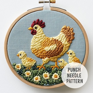 Op de afbeelding: Een borduurpatroon met een moederkip en haar kuikens. De kip is bruin en geel met een rode kam en rode keellap. De kuikens zijn geel en worden omringd door groen gras en witte madeliefjes.