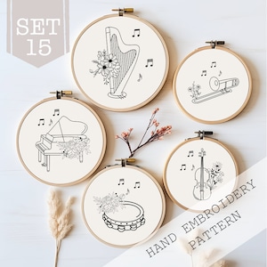 Könnte beinhalten: Fünf Stickrahmen mit Musikinstrumenten-Designs: Harfe, Posaune, Klavier, Tamburin und Geige. Jedes Design ist schwarz-weiß, mit floralen Akzenten und Noten. Der Text "HAND EMBROIDERY PATTERN" ist ebenfalls sichtbar.