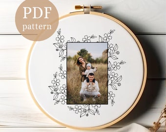 Cornice per foto floreale con motivo ricamato a mano: regalo fai da te (schema PDF)
