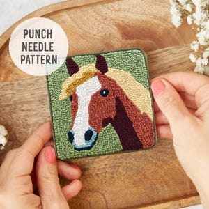 Peut inclure: Modèle de point d'aiguille pour un portrait de tête de cheval avec une crinière brune, blanche et jaune. La tête de cheval est sur un fond vert.
