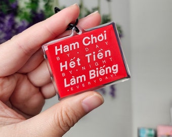 Ham Choi Het Tien Lam Bieng Keychain | 2-Inch Vietnamese Phrase Charm | Double-Sided Epoxy Coated Clasp Keychain Red Version