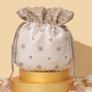 Azai bestickte Potli, Beige, Vintage Tasche, Brautjungfer Taschen, Gold bestickte Tasche, Hochzeitsgeschenke, Geschenke für sie, indisches Zubehör, reiches Gold
