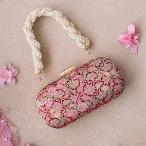 Clutch cápsula Elora en rojo con estampado floral, ideal como regalo para despedida de soltera o para las fiestas de Diwali.
