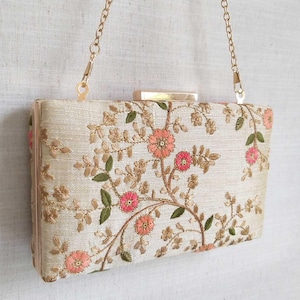 AMYRA Floral creeper box clutch - Cream