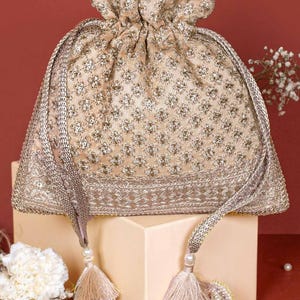 Inaya Gold Potli, bolsa de seda bordada, regalo de Diwali, bolsa de boda, bolsa Potli bordada premium para regalo de Diwali, hecha a mano en la India