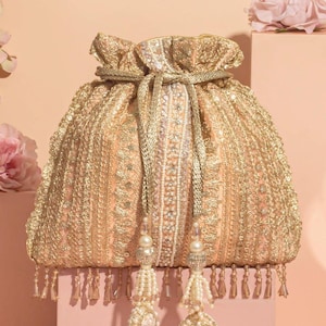 Naaz potli - melocotón, bolsa diwali potli, bolso de seda bordado Zari y perla, bolso nupcial, potli indio hecho a mano, lujosas borlas de oro