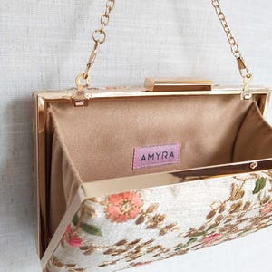 AMYRA Floral creeper box clutch - Cream