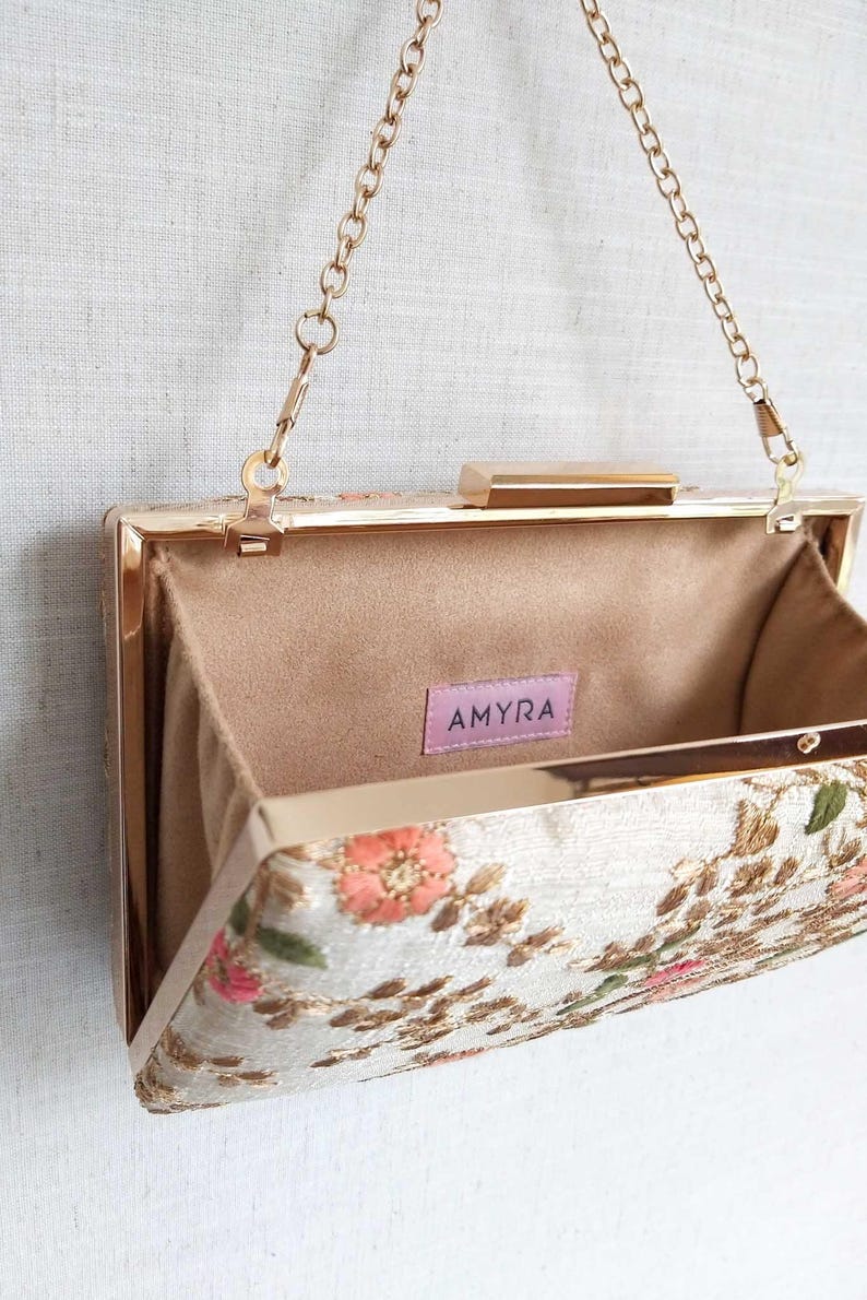 AMYRA Floral creeper box clutch - Cream