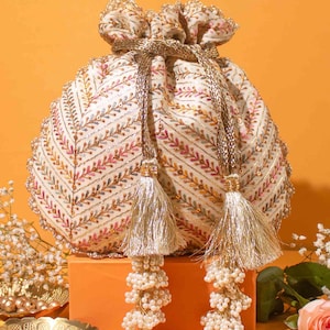 Fiza bordado Potli - Bolsos bordados en blanco roto, perla y zari, Bolsos hechos a mano, Babyshower o regalos festivos para ella y los suyos,