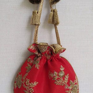 Pochette Potli rouge brodée — Soie Zari dorée, souvenir festif de Diwali, pochette ethnique