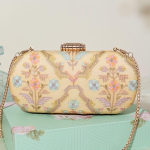 Avira Capsule Clutch- Gelbe, bestickte Seidendesignertasche, Abend-Party-Umhängetasche, bestickte Clutch, florale Clutch, Hochzeitstasche