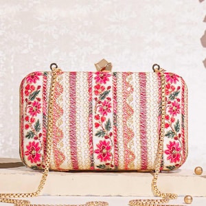 Clutch Zuri tipo caja - menta, bordado, seda, regalo de Diwali, bolso de boda, bolso de hombro floral, bolso de invitada de boda, bolso de seda bordado a mano.