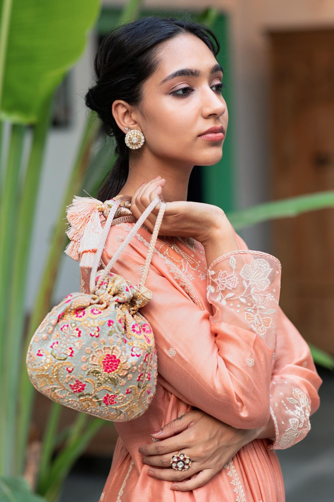 Bolso de mano Alanna Grey Potli, hecho a mano y étnico para mujer, regalo de aniversario para ella, bolsos festivos de Diwali