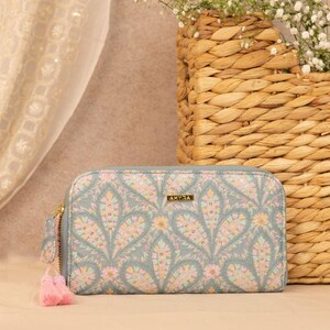 Cartera bordada Nyra - Azul pálido, Cartera de noche, Boda blanca, Bolsos florales, Clutch de diseñador premium, Regalos para ella, Bolso para invitados de boda