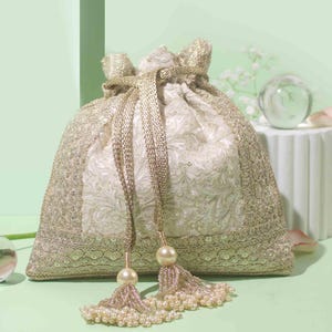 Inaya Bridal Potli – Clutch de seda bordada em prata, bolsa de casamento