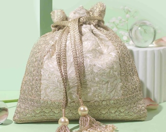Inaya Bridal Potli – zilverkleurige geborduurde zijden clutch, trouwportemonnee