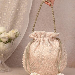 Rhea Threadwork Potli - Melocotón, bolsos potli, regalos para ella, bolsos potli indios, bolsos bordados, bolsos adornados con perlas, bolsos pastel