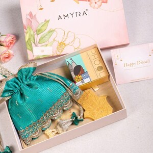 Cesta de Diwali - Tari Turquoise Potli - Caja para el hogar y el aroma, regalo de Diwali, conjunto de caja de regalo festiva de Diwali de la India