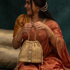 Bolso tipo cubo bordado Yari - Dorado, Bolso adornado con oro, Bolso étnico, Bolso tradicional indio, Bolso hecho a mano