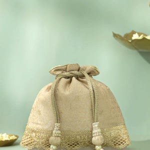 Nira Silk Potli - etnisk accessoar, festlig must-have, beige