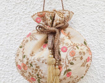 Crèmekleurige bruidspotli met bloemen klimplant - cadeau bruidsmeisje, diwali, geborduurde clutch