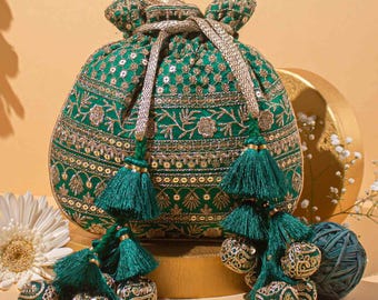 以下が含まれることがあります： 複雑な金の刺繍、スパンコール、花柄が施されたエメラルドグリーンの巾着袋。メタリックな編み込みの引き紐と、お揃いの金の装飾が施された複数のダークグリーンのタッセルが付いています。