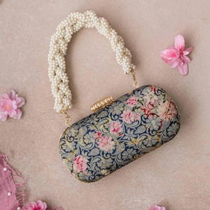 Bolso de mano Elora Capsule en azul marino, bolso de mano artesanal para mujer, bolso festivo de Diwali.