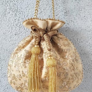Gold Blumen Potli Tasche mit Metallschleuder, gesticktes Potli für Geschenke, ethnische und traditionelle Handtasche, Diwali festliche Taschen