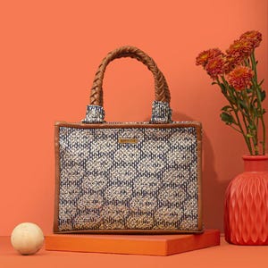 Sac à main brodé Jasbira - Indigo, sac fait main pour femme, sac fourre-tout fleuri, petit sac pour le brunch, cadeau pour femme
