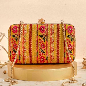 Clutch Zuri - mostaza, bordado, seda, bolso de boda, bolso de mano para ella, bolso de fiesta, regalo para ella, bolso bandolera, bolso de tela