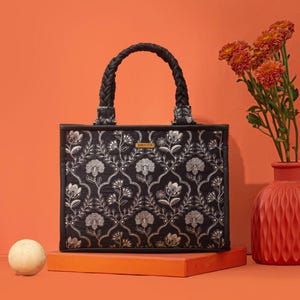 Bolso bordado Jharokha - Negro, bolso hecho a mano para mujer, bolso tote floral, bolso pequeño para brunch, regalo para mujer