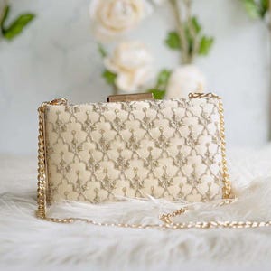 Anya Box Clutch - Creme und hellgold, rechteckige Clutch, handgefertigte Clutch für Frauen, Diwali Geschenk, Geschenke für sie, Hochzeit Geldbörse