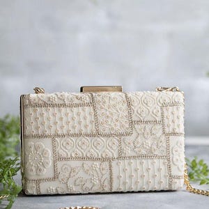Pochette de mariée brodée luxe Mosaic - Blanc, sac de créateur en georgette brodée, pochette de soirée, cadeaux de mariée, sacs de fête Diwali